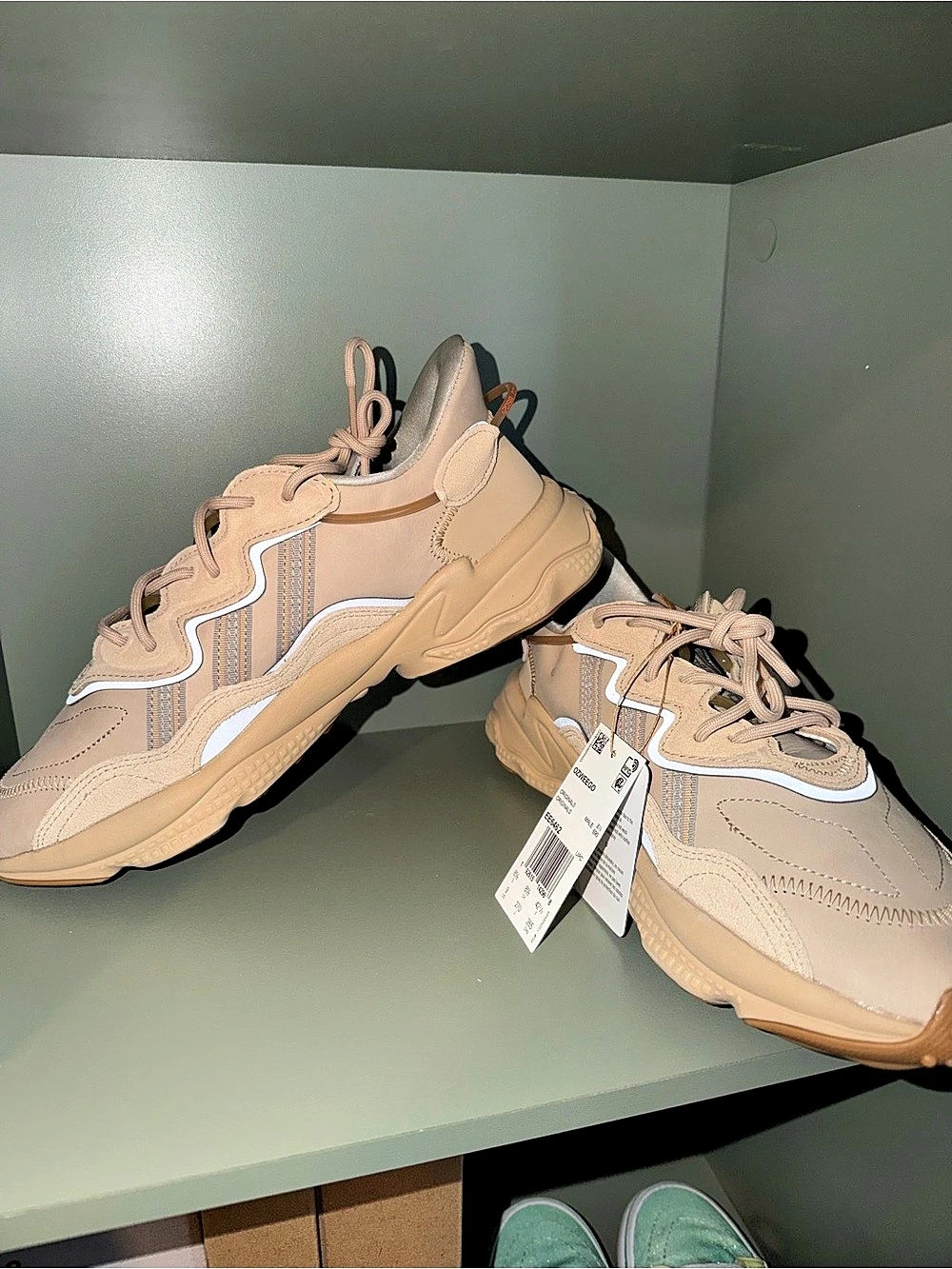 adidas OZWEEGO Sneakers Beige men’s US 9 women’s 10.5